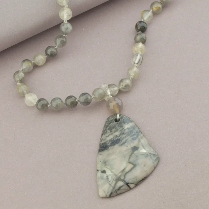 Прикраси та біжутерія з волосатиком: Як додати елемент природи до свого образу